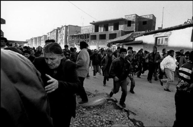 Fotoreporteri me famë botërore Nicos Economopoulos ka publikuar pamjet mbresëlënëse nga viti 1997 i njohur ndryshe edhe si viti i mbrapshtë. 2 3 3 640x421 2