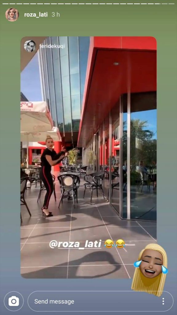 FOTO/ Roza Lati u shërben kafe kolegëve e veshur me taka, por i rrëshket tabakaja dhe…. 2 30 1