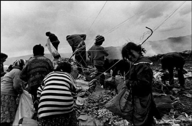 Fotoreporteri me famë botërore Nicos Economopoulos ka publikuar pamjet mbresëlënëse nga viti 1997 i njohur ndryshe edhe si viti i mbrapshtë. 3 4 2 640x421 2