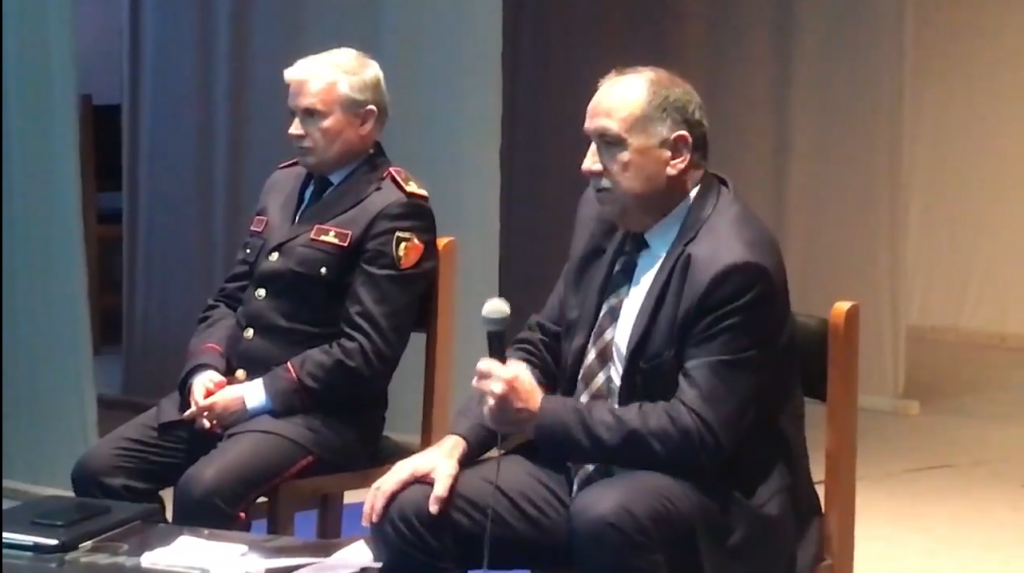 Fotot/ Gjoba pa kursim për qytetarët që s'respektojnë distancën, për Policinë e Shtetit nuk ka rregulla, mbledhje në salla të mbyllura! 4 5