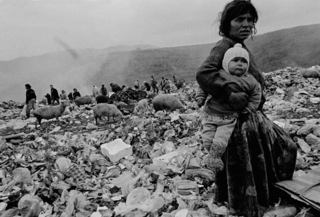 Fotoreporteri me famë botërore Nicos Economopoulos ka publikuar pamjet mbresëlënëse nga viti 1997 i njohur ndryshe edhe si viti i mbrapshtë. 5 6 2 640x434 2