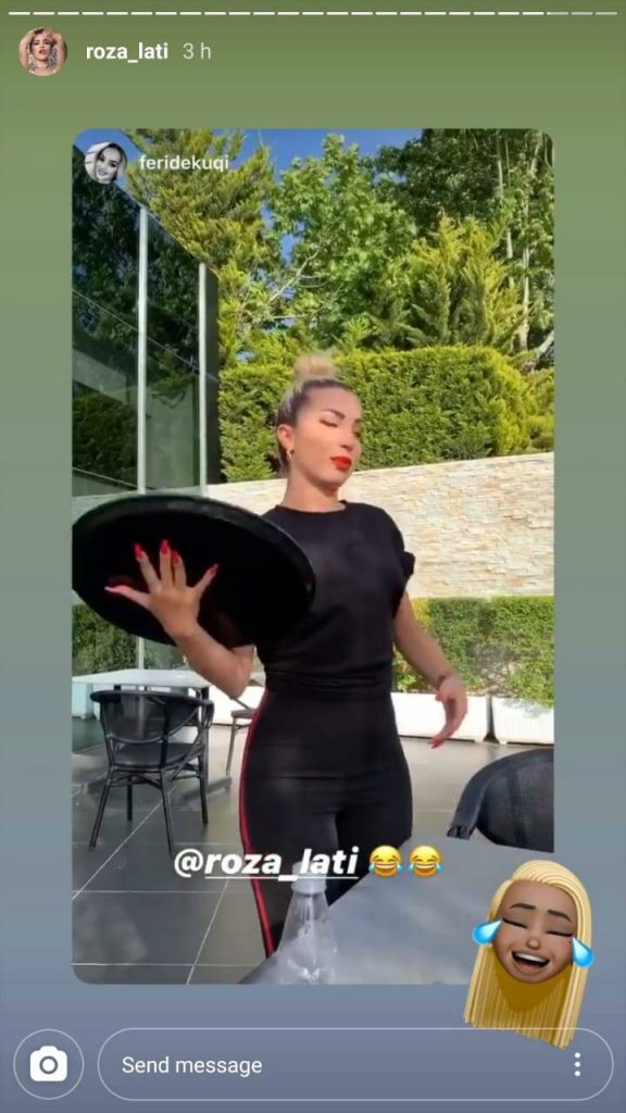 FOTO/ Roza Lati u shërben kafe kolegëve e veshur me taka, por i rrëshket tabakaja dhe…. 1 60