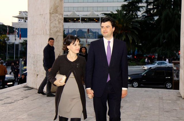 FOTO/ Basha feston 15-vjetorin e martesës, bashkëshortja publikon pamjet e ceremonisë në Bashkinë Tiranë 640 0 5eb56ec8dc16b