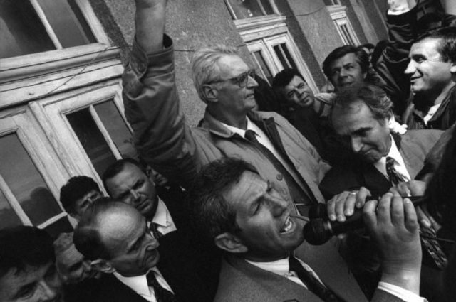 Fotoreporteri me famë botërore Nicos Economopoulos ka publikuar pamjet mbresëlënëse nga viti 1997 i njohur ndryshe edhe si viti i mbrapshtë. 6 7 2 640x425 2