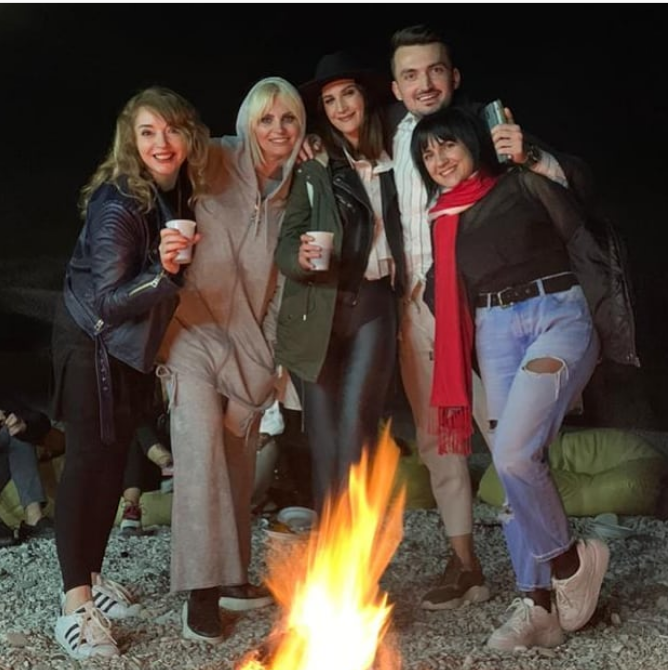 FOTOT/ VIP-at shqiptarë nuk pyesin për masat e qeverisë, festojnë në plazhet e Jugut të githë bashkë duke sfiduar koronavirusin 1 7