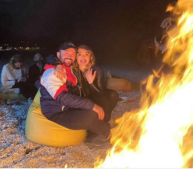 FOTOT/ VIP-at shqiptarë nuk pyesin për masat e qeverisë, festojnë në plazhet e Jugut të githë bashkë duke sfiduar koronavirusin 3 8 1