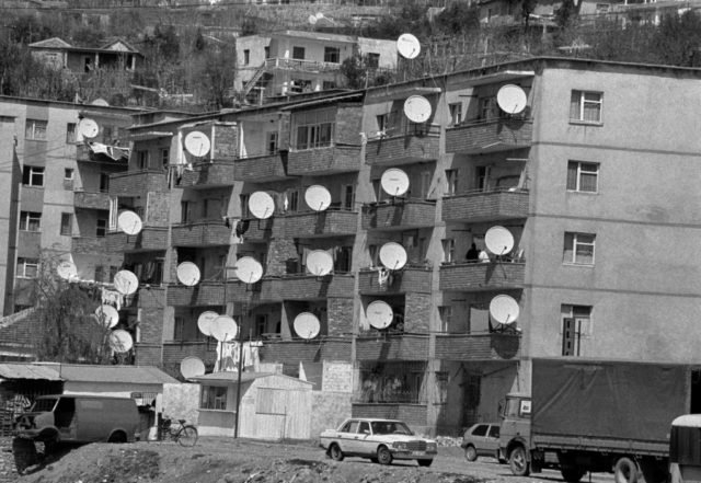 Fotoreporteri me famë botërore Nicos Economopoulos ka publikuar pamjet mbresëlënëse nga viti 1997 i njohur ndryshe edhe si viti i mbrapshtë. 7 8 2 640x441 2