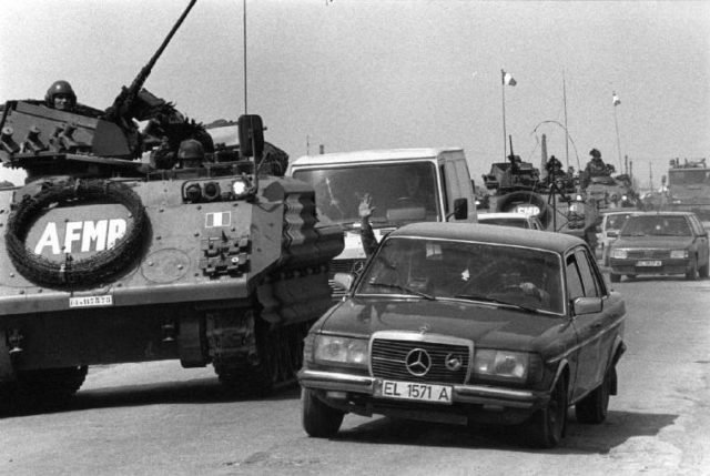 Fotoreporteri me famë botërore Nicos Economopoulos ka publikuar pamjet mbresëlënëse nga viti 1997 i njohur ndryshe edhe si viti i mbrapshtë. 8 9 1 640x429 2