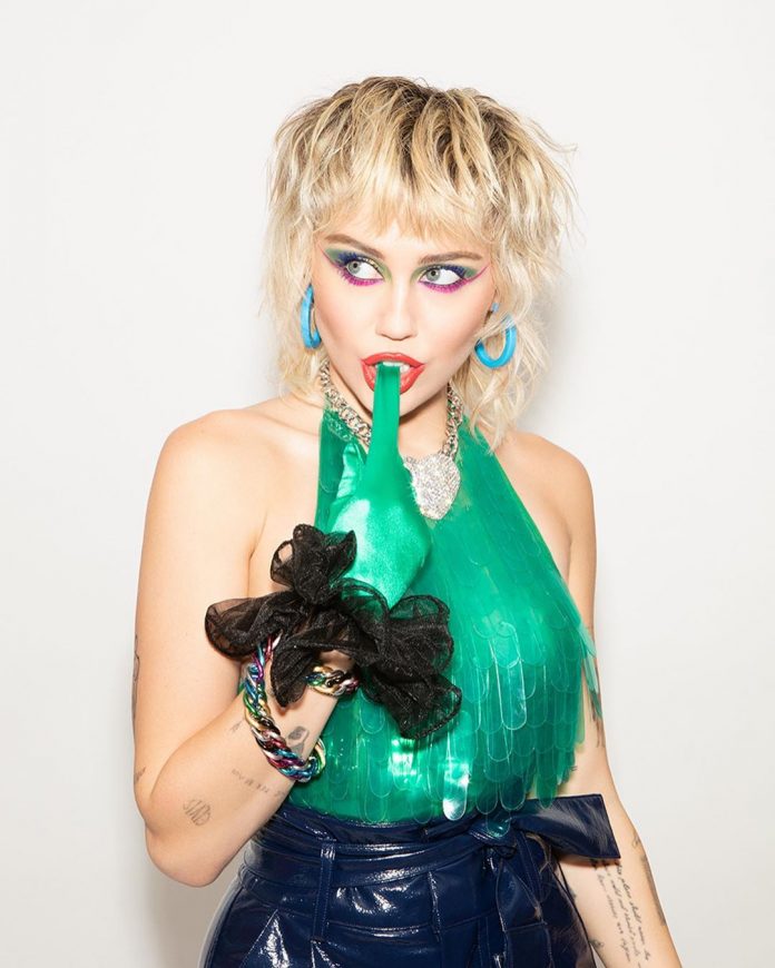 Të jesh motra e Miley Cyrus nuk është aspak e lehtë dhe këtë e thotë vetë ajo! 95862920 676045766566591 8229488904992097625 n 696x870 1