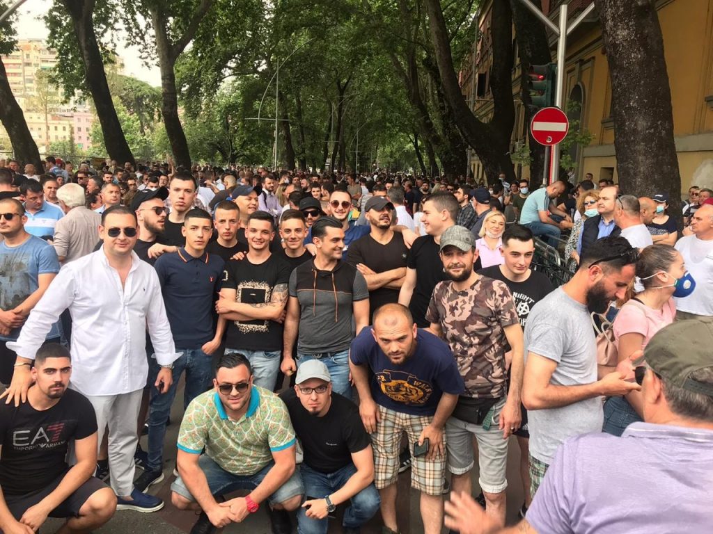 Pas gazetares, edhe një tjetër grua në protestë është djegur nga hedhja e shashkave 97907288 3016378415075078 4639851301558026240 o