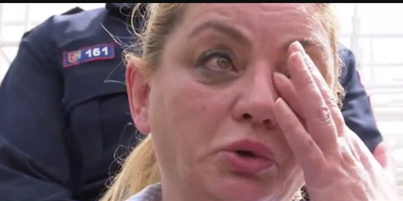 Policia tenton të marrë Albana Vokshin, ndërhyn Enkel Demi. Deputetja shpërthen në lot: Ndiej dhimbje! ALBANA VOKSHI