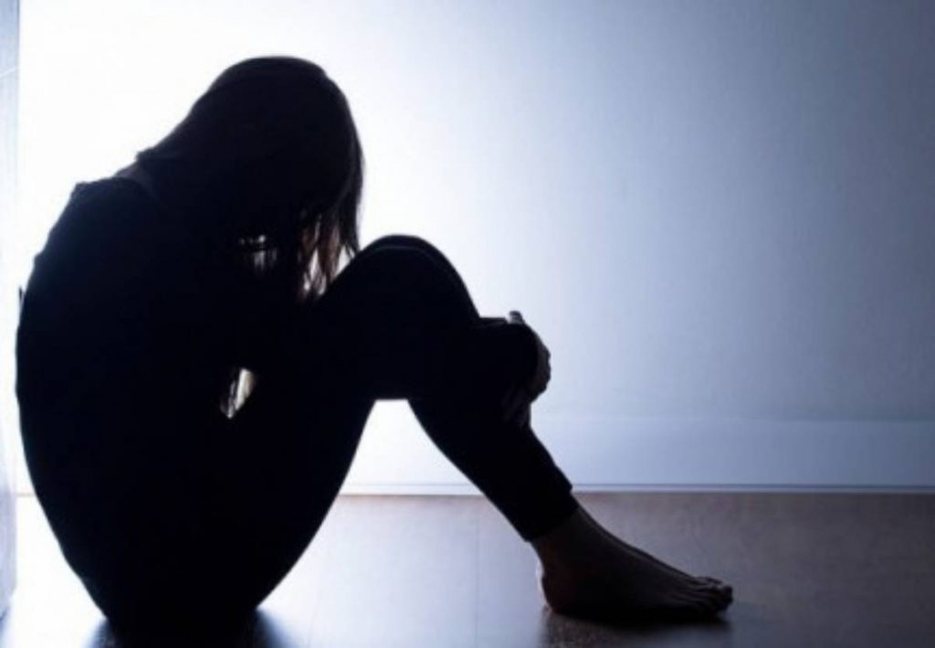 E tmerrshme!/ Dy motra në Selanik abuzohen seksualisht, trafikohen nga nëna e tyre: Më vendosën në dhomë, ai më vuri dorën… Abuzimi