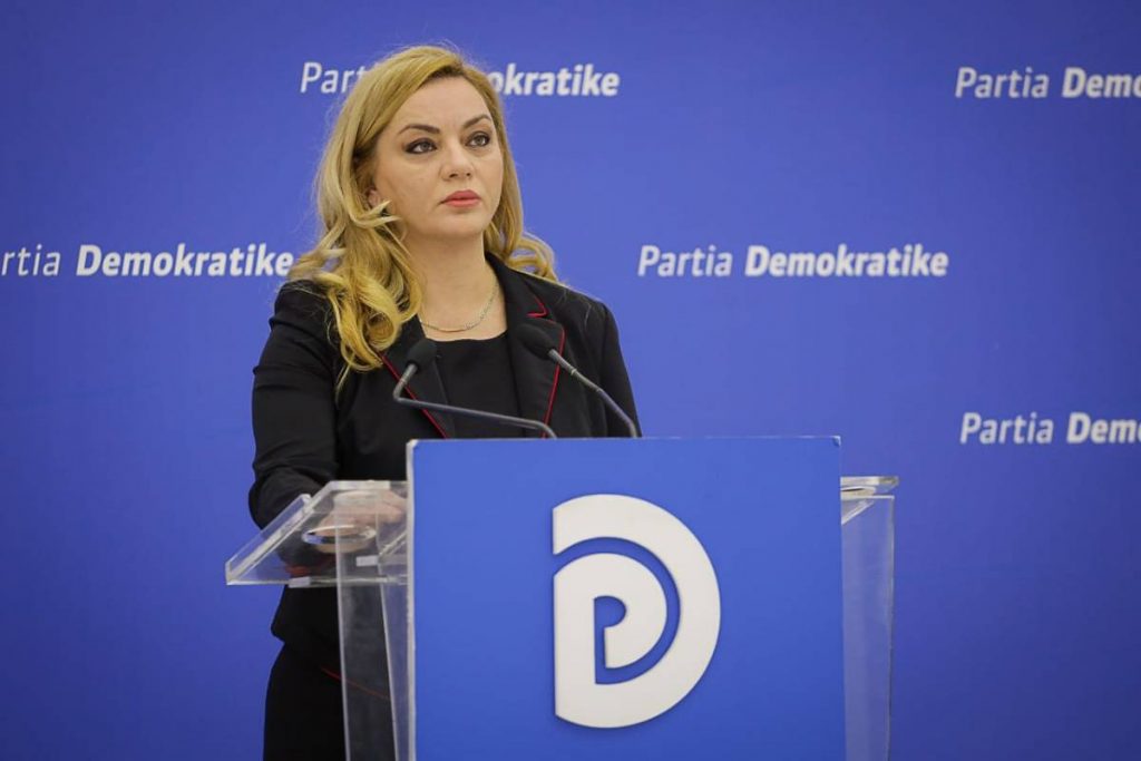 U përjashtua nga PD, reagon Albana Vokshi: S’më largojnë dot ata që nuk kanë lidhje me këtë parti Albana Vokshi