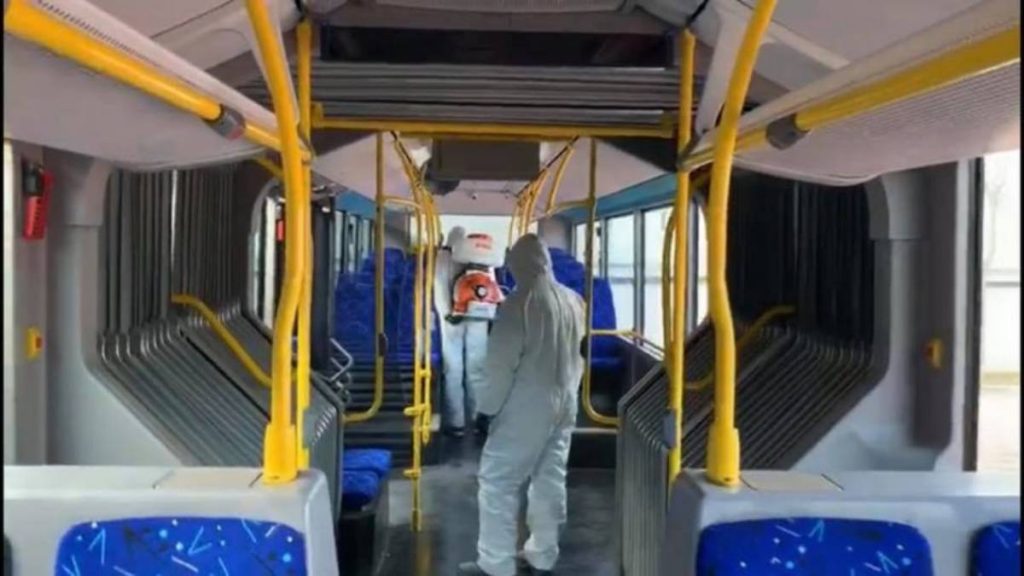 “Do vazhdojmë hapjen, vetëm transporti publik do vijojë të jetë i bllokuar”, Rama: Për kufijtë do t’ju njoftojmë javën tjetër Autobuz