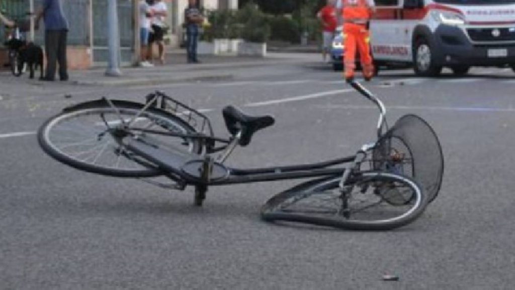 Tiranë, i riu përplas me makinë të moshuarin me biçikletë Biciklete 1