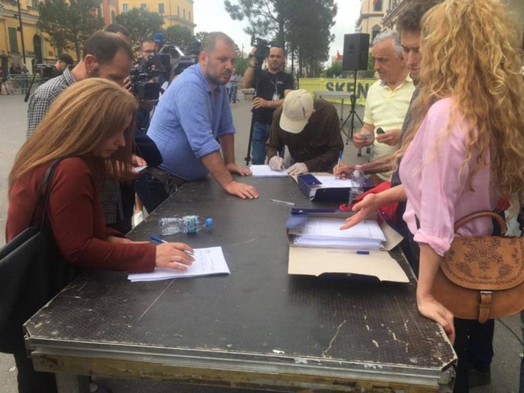 Aleanca për Mbrojtjen e Teatrit vijon turin e protestave në Shkodër, mbledhin firmat për rindërtimin e godinës Firma