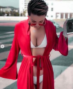 U shfaq live me bikini para Kryeministrisë, njihuni me reporteren që ka qejf armët’ dhe videot e nxehta 2 Griselda Katirai1