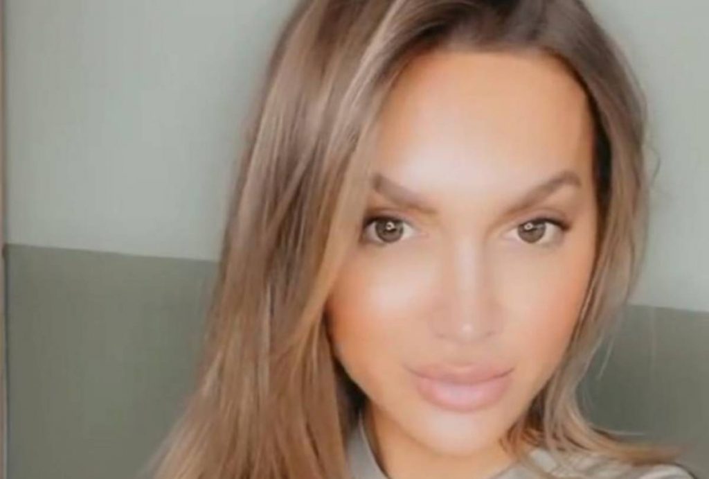 Fotot/ Lori Hoxha me modelin e ri të flokëve, ka “kopjuar” Rachel tek seriali “Friends” Lori Hoxha 1 1