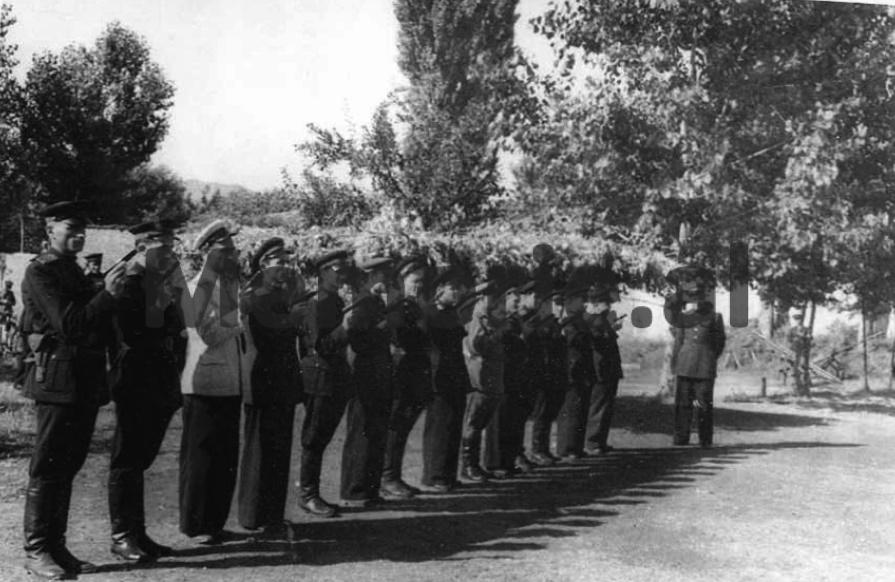 Dëshmia e vëllait dhe e “kolegëve” të tij: Ishte toger i Sigurimit në Durrës, e dërguan me mision sekret në Greqi dhe s’u kthye më Oficere te Sigurimit te Shtetit duke praktikuar qitjen 1.bmp