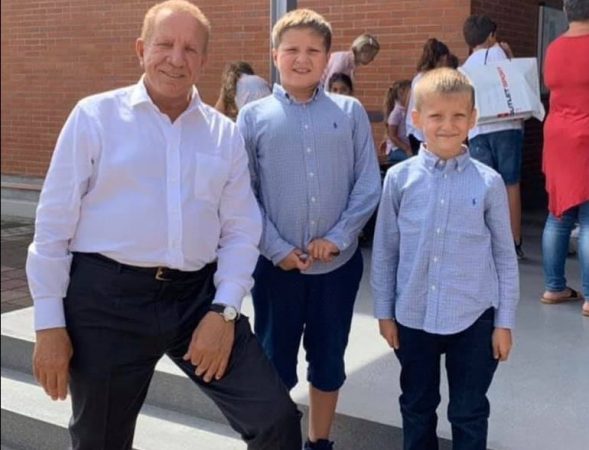 Kërcënoi familjen e Pacollit, vihet në pranga autori Pacolli me femijet 1 e1588504079617 589x450 1