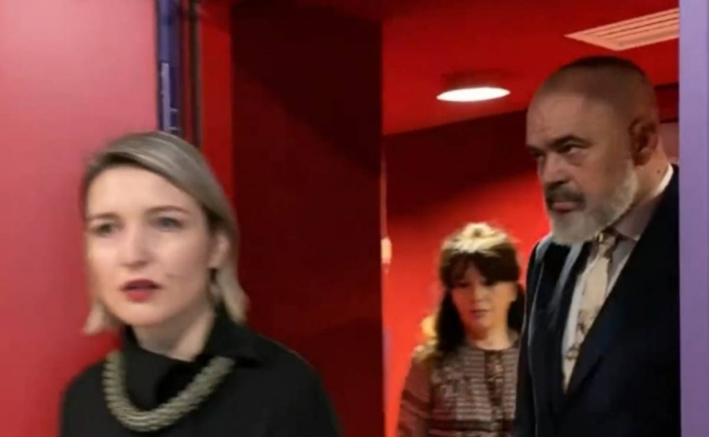 Rama sfidon protestën, inspekton punimet në Teatrin e Operas dhe Baletit Rama 5