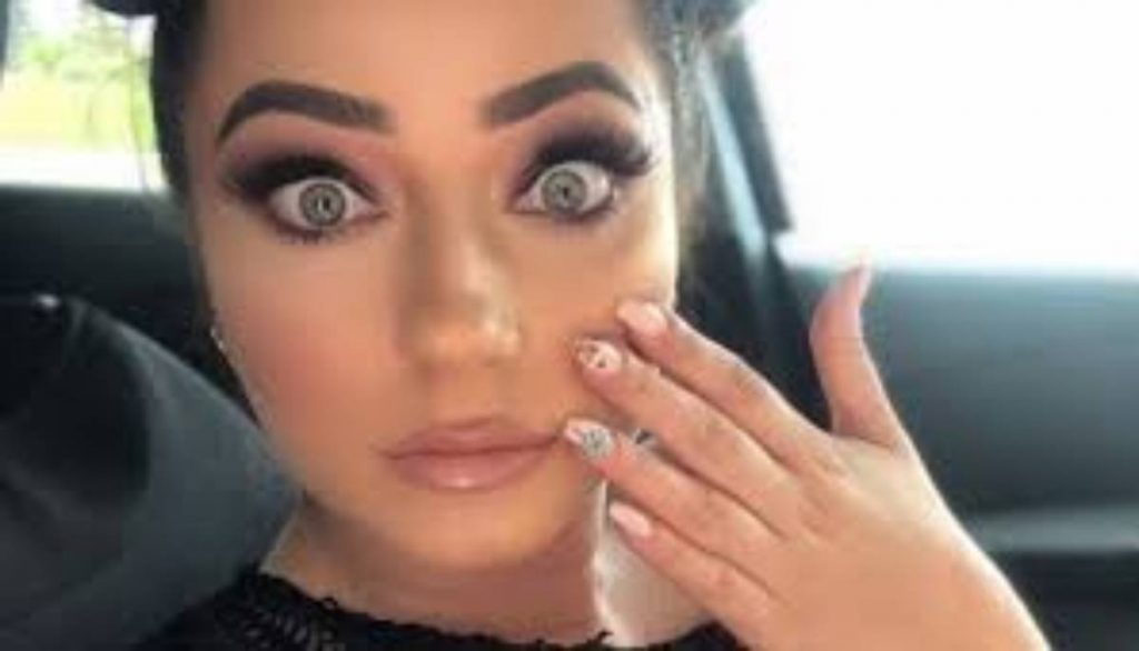 Ronela Hajati nuk e çan kokën për një “mal” me punë që ka lënë përgjysmë dhe shijon rrezet e diellit Ronela Hajati