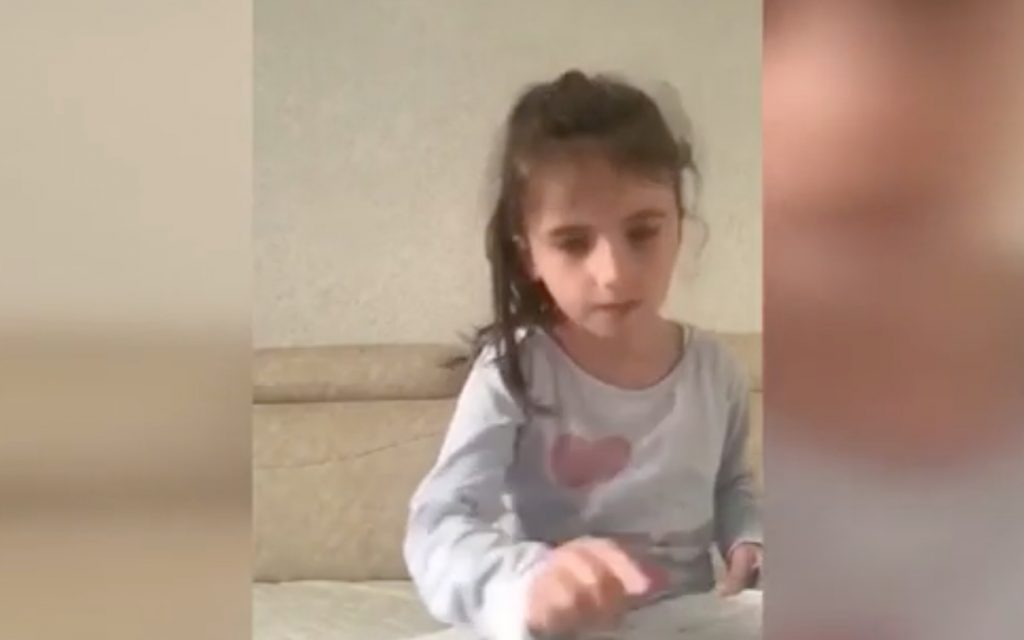 “Të plastë Allahu, shtrigë e madhe je!”/ E vogla në karantinë imiton mësueset, video që do u bëj të qeshni me lot Screenshot 2020 05 14 at 21