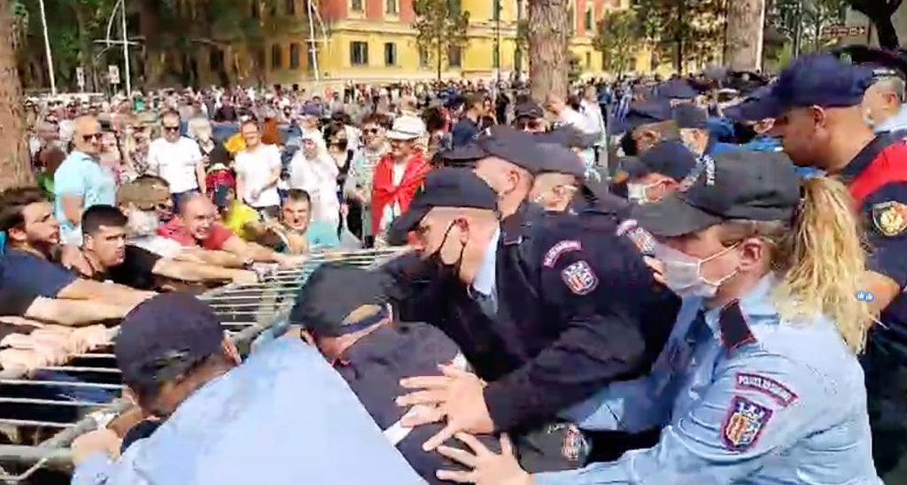 Përplasje trup më trup, protestuesit qëllojnë ndaj policëve. FNSH bëhet gati për ndërhyrje Screenshot 2020 05 17 at 09