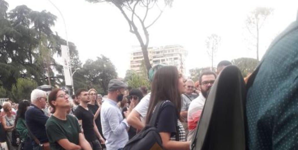 Vajza e zv/ministrit Artan Shkreli në protestë kundër shembjes së Teatrit Kombëtar WhatsApp Image 2020 05 20 at 18