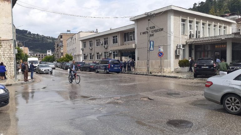 Vdekja e 5-vjeçarit në parkun e qytetit, lirohen 2 drejtuesit e Bashkisë Berat WhatsApp Image 2020 05 26 at 11.32.10 770x433 1