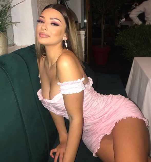 Me bikini të kuqe në dhomën e gjumit, vajza e ish-deputetes së PD ndez rrjetin me foto të nxehta 9 ada deda6