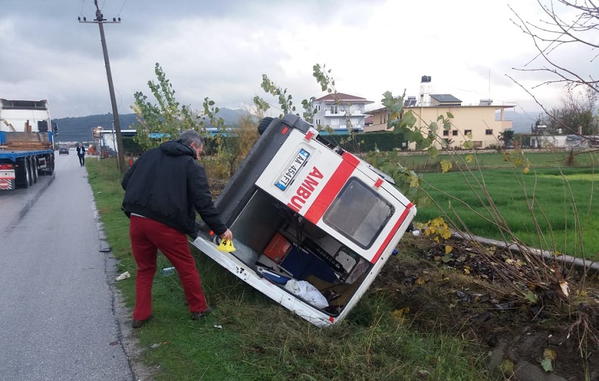 Lajmi i Fundit/ Ambulanca përplaset me barrierat mbrojtëse, vdes pacienti ambulane