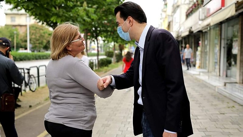 Basha zbret në terren dhe takon qytetarët: Qeveria i ka lënë pa ndihmë, bizneset në vështirësi të madhe b1112 1
