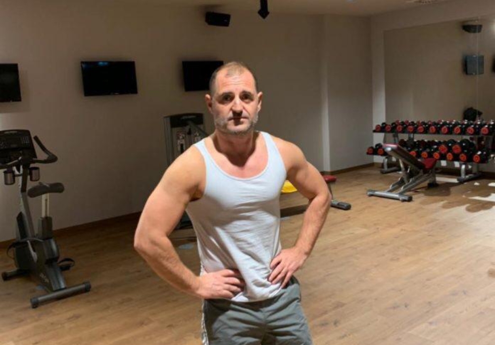 Çim Peka revoltohet me aktorët pro teatrit të ri: O bij kurvash, shikoni ç’bëhet se nesër do ju vijë radha juve. Merruni me opozitën tani cimi palester 1