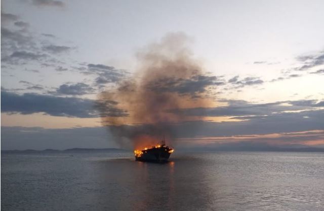 Durrës/ Anija e peshkimit përfshihet nga flakët, 3 marinarët… eyy