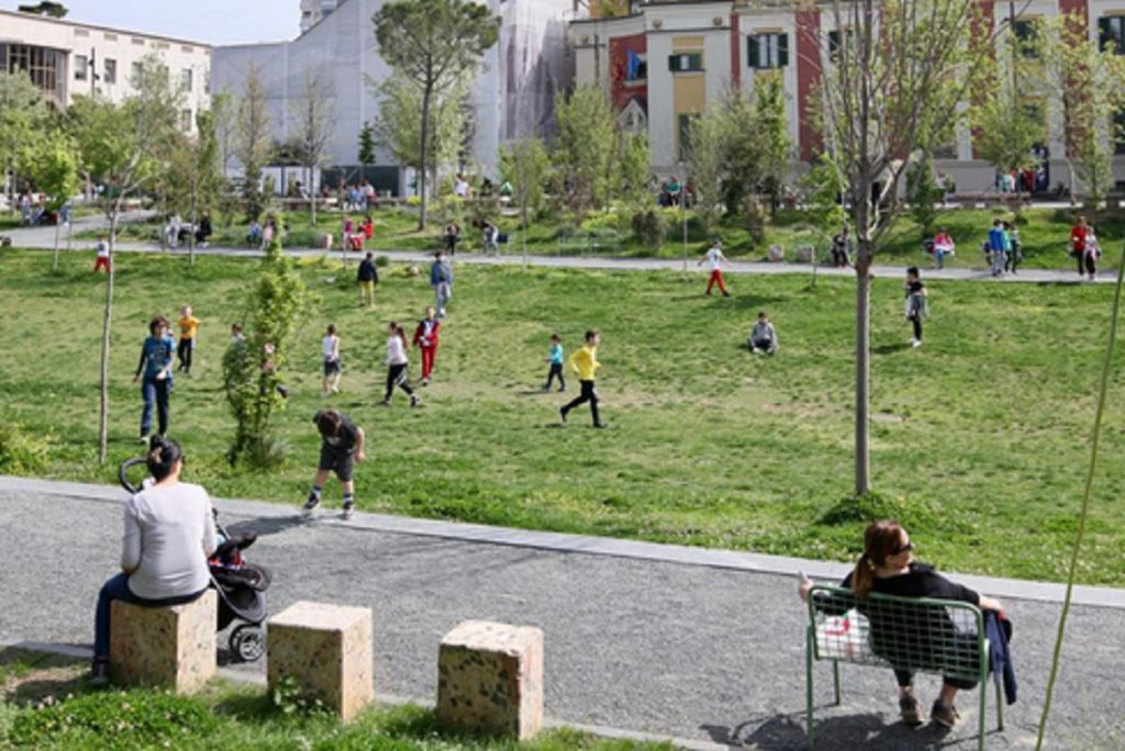Fëmijët shqiptarë po rriten në mjerim, 40 % të privuar nga proteinat, 31 % nga frutat femijet liri