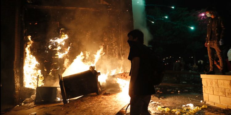 Protesta të dhunshme dhe kaos në SHBA/ Guvernatori i Minesotës thërret Gardën Kombëtare flake 1