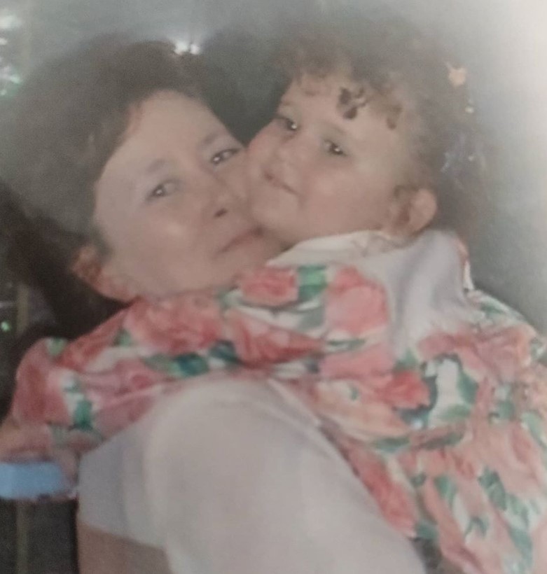 Mbesa e Berishës publikon fotot e rralla të Argitës dhe gjyshe Lilit në vitet ’90, u shkruan dedikimin e veçantë në Ditën e Nënës 2 fvasdgvswerh4rh