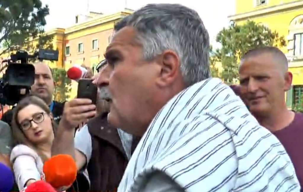 ‘Ik o shkë***atë. Ik se je legen’/ Shkoi në protestë, qytetarët i kthehen keq Kujtim Gjuzit, e qëllojnë me vezë, deputeti: Vij nga Vlora dhe jam pa gjumë gjuzi1