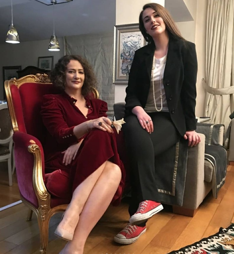 Mbesa e Berishës publikon fotot e rralla të Argitës dhe gjyshe Lilit në vitet ’90, u shkruan dedikimin e veçantë në Ditën e Nënës 3 gsdgsdgsrdh