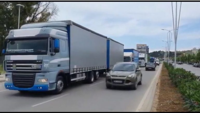 Vlorë/ Kamionistët në protestë, shkak bllokimi i punës në port kamione 770x436 1