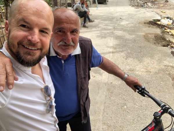 Gjen biçikletën që humbi tek Teatri, Alfred Lela: Ka njerëz të mirë ky vend lela 2 600x450 1