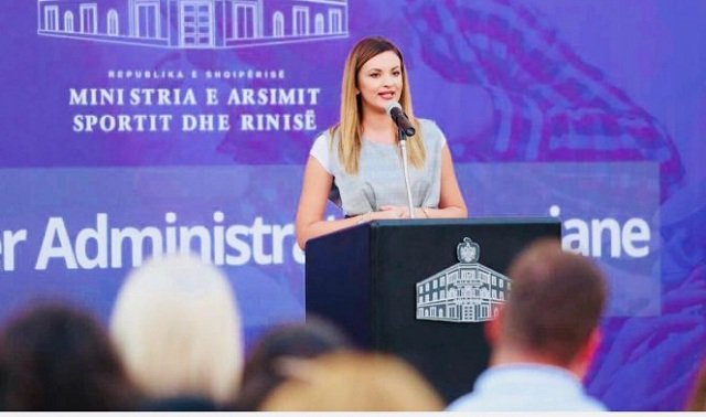 Jep dorëheqjen zv/ministrja e Arsimit në qeverinë “Rama”, iu arrestua babai si trafikant lorena