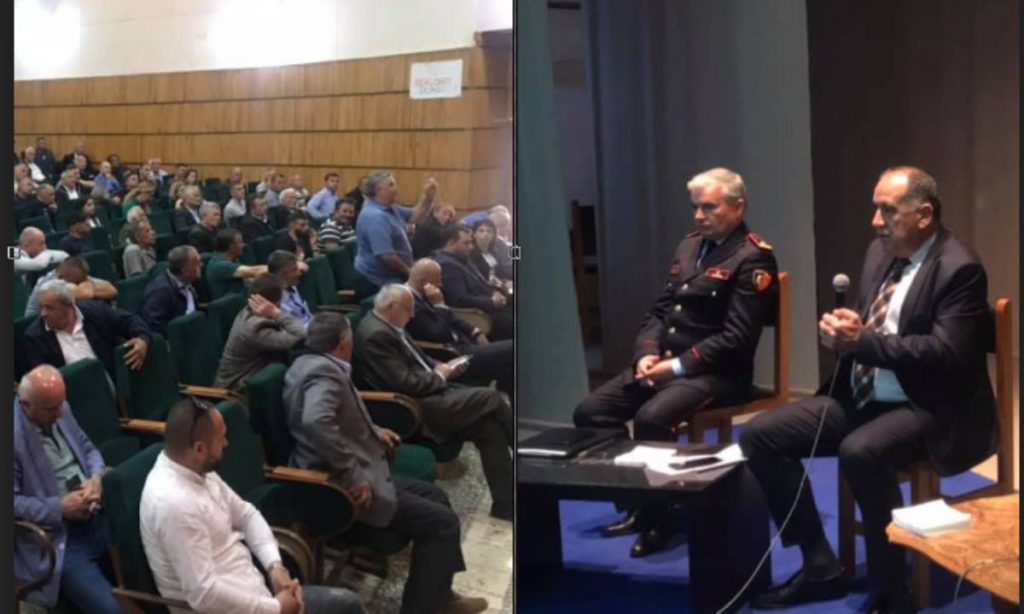 Fotot/ Gjoba pa kursim për qytetarët që s’respektojnë distancën, për Policinë e Shtetit nuk ka rregulla, mbledhje në salla të mbyllura! mbledhje