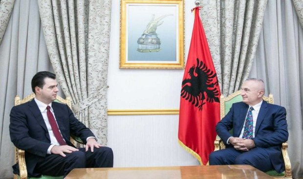 “Luli të gënjen për orën”, Meta flet për marrëdhënien me Bashën, gazetari e ngacmon, Presidenti: Kam dy vërejtje për Opozitën meta basha