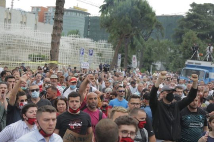 “Shpërthen” profesori i UT: Fuck you, fuck you, fuck you, ta vrasim Ramën se i kemi të gjitha ok