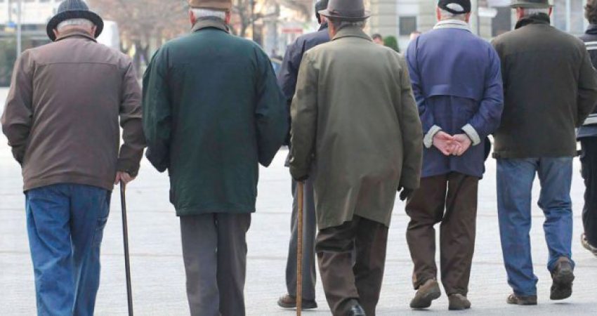 “Shqipëri të kam dhj*rë…”/ Nxehet keq pensionisti nga Korça, krahason kryebashkiakun Filo me diktatorin Hoxha pensionistet 850x450 1