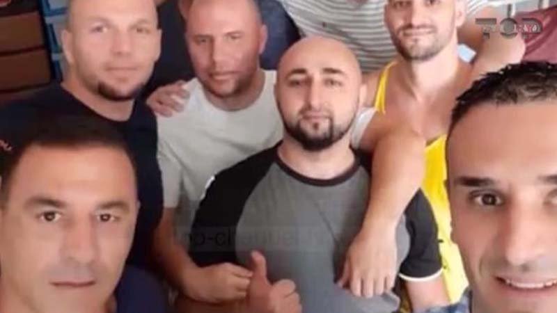 VIDEO/ Të dënuar me burgim të përjetshëm, ish-ushtarët e UÇK-së, këndojnë këngë atdhetare nga qelitë podddd