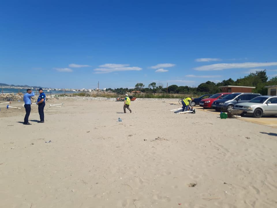 Durrës/ Nis aksioni për lirimin e plazheve, gjobiten 3 subjekte polici 1