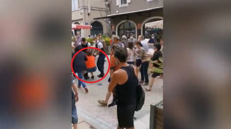 Video / Gruaja që refuzoi të vërë maskën “tërhiqet zvarrë” nga policia policia sherr